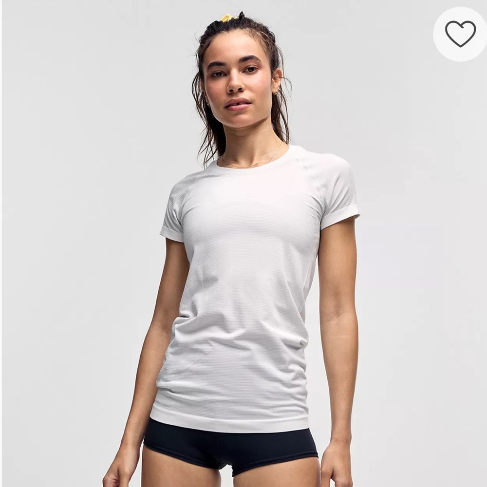 Swiftly Tech Short-Sleeve Shirt 2.0
Hip Length